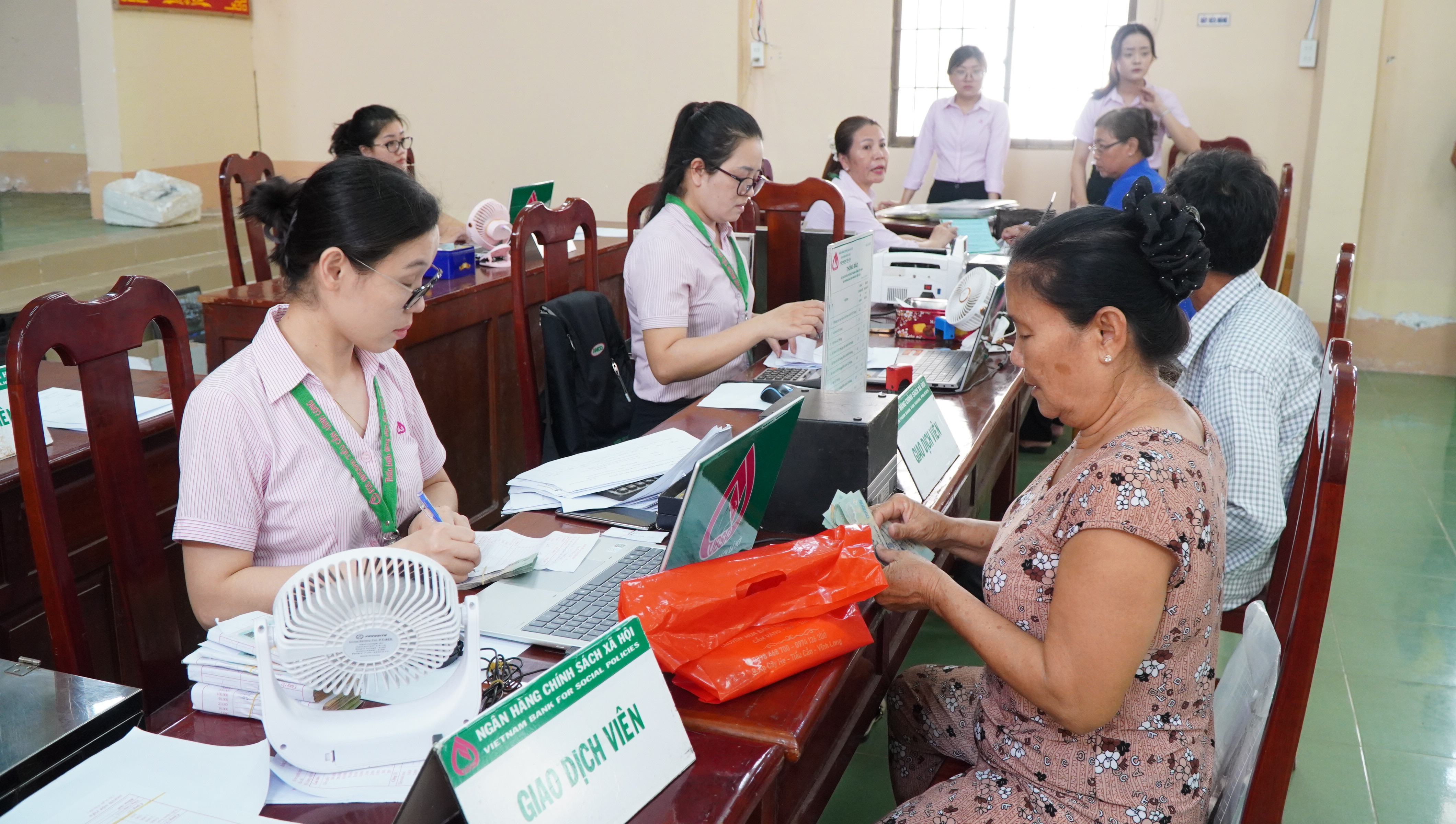 Phòng giao dịch Ngân hàng Chính sách xã hội Tiểu Cần giải ngân cho 123 hộ vay vốn
