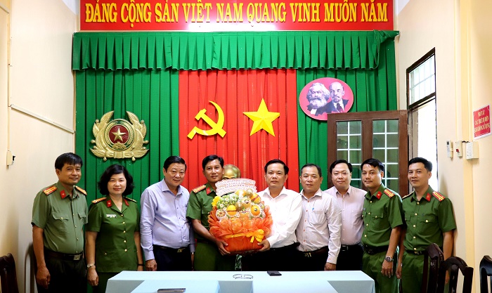 Tiểu Cần: Lãnh đạo Đảng ủy - HĐND - UBND thăm, tặng quà nhân ngày truyền thống Công an nhân dân