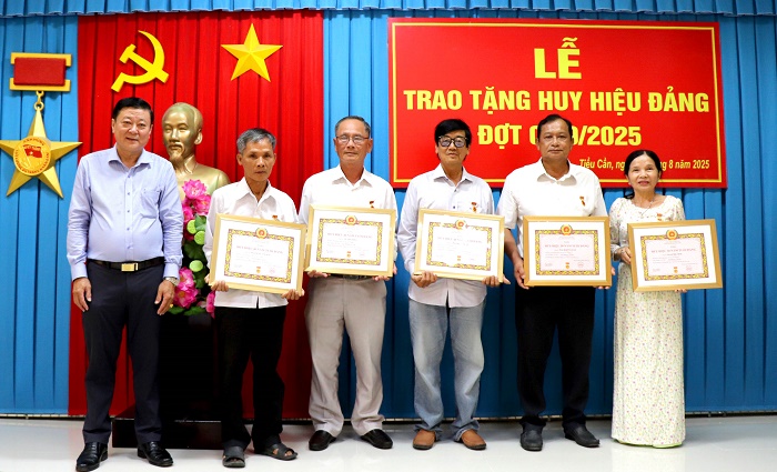 Tiểu Cần: Trao tặng 09 Huy hiệu Đảng đợt 2/9 cho đảng viên