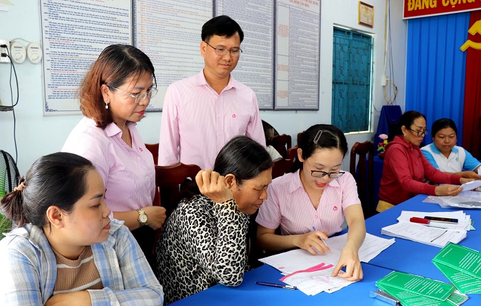 Lãnh đạo Ngân hàng CSXH tỉnh kiểm tra việc đối chiếu, phân loại nợ vay của khách hàng năm 2025