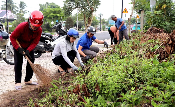 Tiểu Cần: Ra quân tổng vệ sinh môi trường, chào mừng Đại hội Đảng bộ các cấp, nhiệm kỳ 2025 - 2030