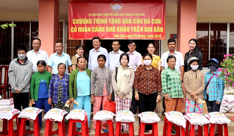 Tiểu Cần: Tặng 50 phần quà cho hộ có hoàn cảnh khó khăn
