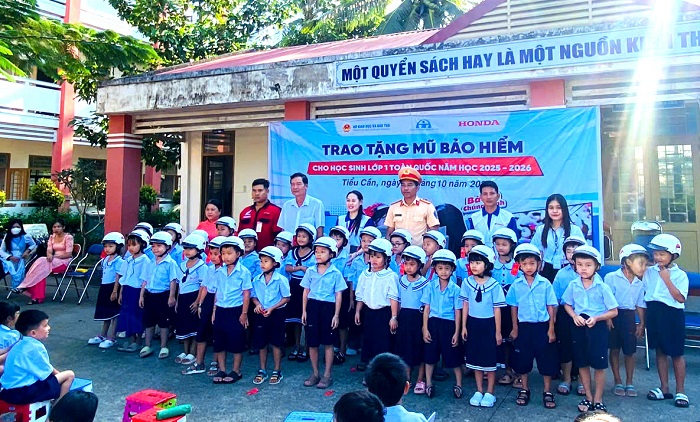 Tiểu Cần: Tặng 90 mũ bảo hiểm cho học sinh tiểu học, năm học 2025 - 2026