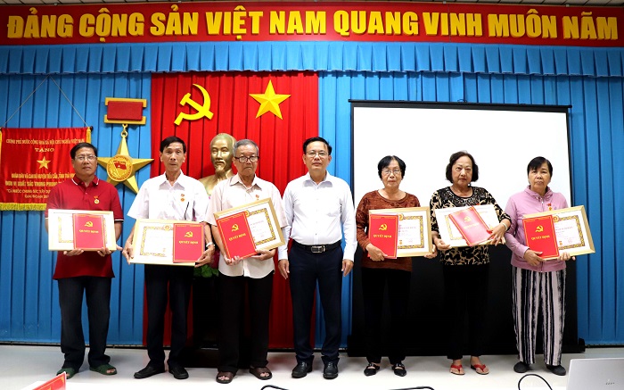 Tiểu Cần: Trao tặng 09 Huy hiệu Đảng đợt 07/11 cho đảng viên