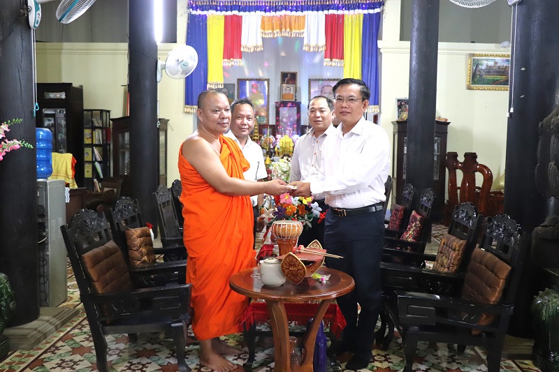 Tiểu Cần: Lãnh đạo Đảng ủy - UBND xã thăm, tặng quà Hội đồng tổ chức kỳ thi tiếng Pali - Khmer tại chùa Nam tông