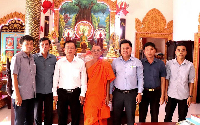 Tiểu Cần: Đồng chí Nguyễn Văn Tám - TUV, Bí thư Đảng ủy tặng quà nhân dịp Sêne Đôlta năm 2025