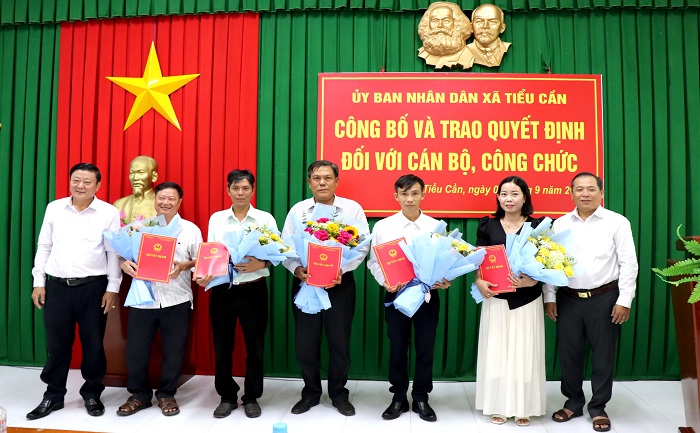 Tiểu Cần: Công bố, trao 12 quyết định nghỉ việc theo Nghị định số 178 và Nghị định số 154 của Chính phủ