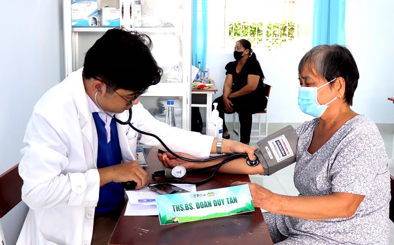 (Tiểu Cần) Đoàn Y - Bác sĩ Khoa Y tế Công cộng - Đại học Y Dược Tp.Hồ Chí Minh thực hiện Chiến dịch Blouse trắng tình nguyện năm 2025