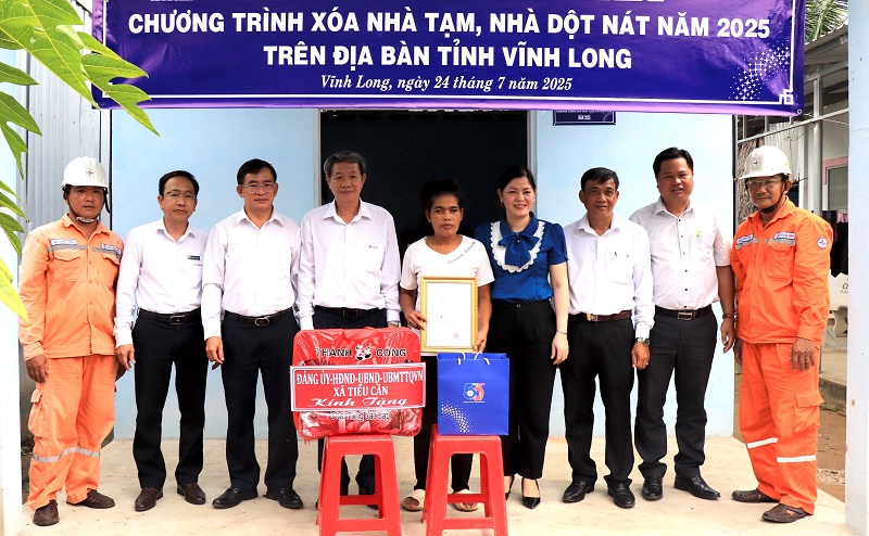 Tiểu Cần: Bàn giao 02 căn nhà tình thương cho hộ khó khăn