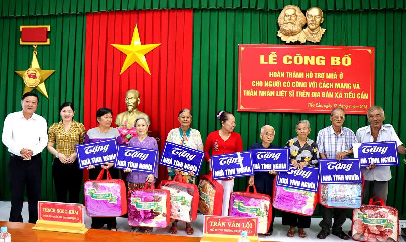 Tiểu Cần: Công bố hoàn thành xây dựng, bàn giao nhà ở cho người có công với cách mạng và thân nhân liệt sĩ