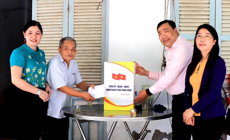 Tiểu Cần: Lãnh đạo tỉnh, xã thăm - tặng quà 15 đối tượng chính sách nhân kỷ niệm 78 năm ngày Thương binh - Liệt sĩ 