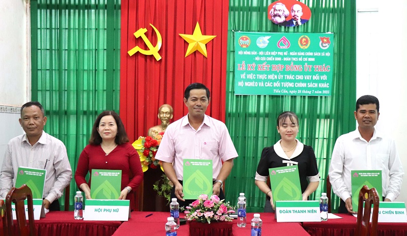 (Tiểu Cần) Ngân hàng CSXH Tiểu Cần ký kết ủy thác vay vốn với các đoàn thể 04 xã