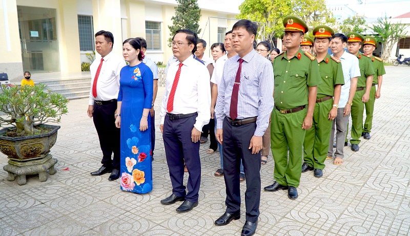 Tiểu Cần: Viếng Nhà bia ghi tên anh hùng liệt sĩ nhân kỉ niệm 78 năm ngày Thương binh - Liệt sĩ