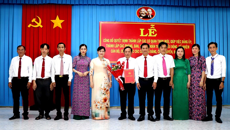 (Tiểu Cần) Xã Hùng Hòa, Công bố các quyết định thành lập cơ quan tham mưu, giúp việc Đảng ủy; các phòng, ban, ngành đoàn thể và công tác cán bộ