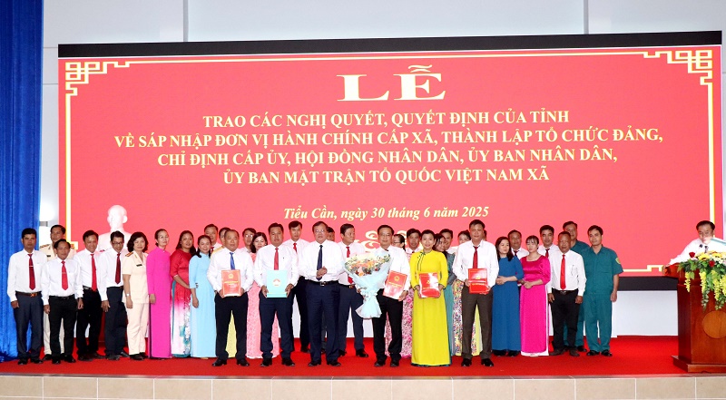 Công bố và trao các quyết định về sắp xếp, sáp nhập, hợp nhất đơn vị hành chính xã Tiểu Cần, Hùng Hòa, Tân Hòa, Tập Ngãi