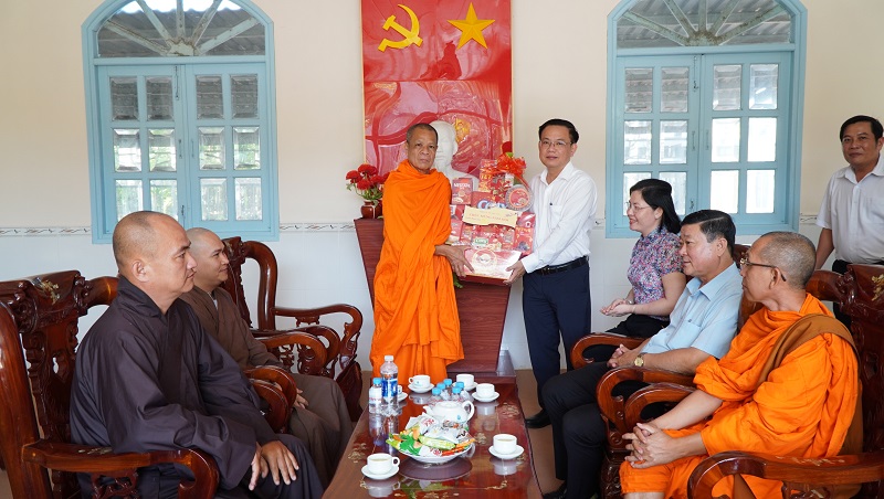 Tiểu Cần: Ban đại diện các tổ chức tôn giáo đến thăm, chúc tết Đảng ủy - HĐND - UBND - Ủy ban MTTQVN xã