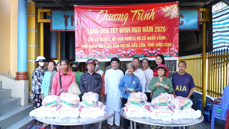 Tiểu Cần: Tặng quà Tết cho hộ nghèo, hộ cận nghèo, hộ có hoàn cảnh khó khăn
