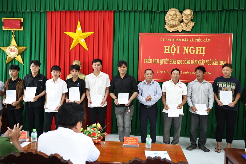 Tiểu Cần: Trao quyết định gọi 58 công dân nhập ngũ và thực hiện nghĩa vụ Công an nhân dân năm 2026