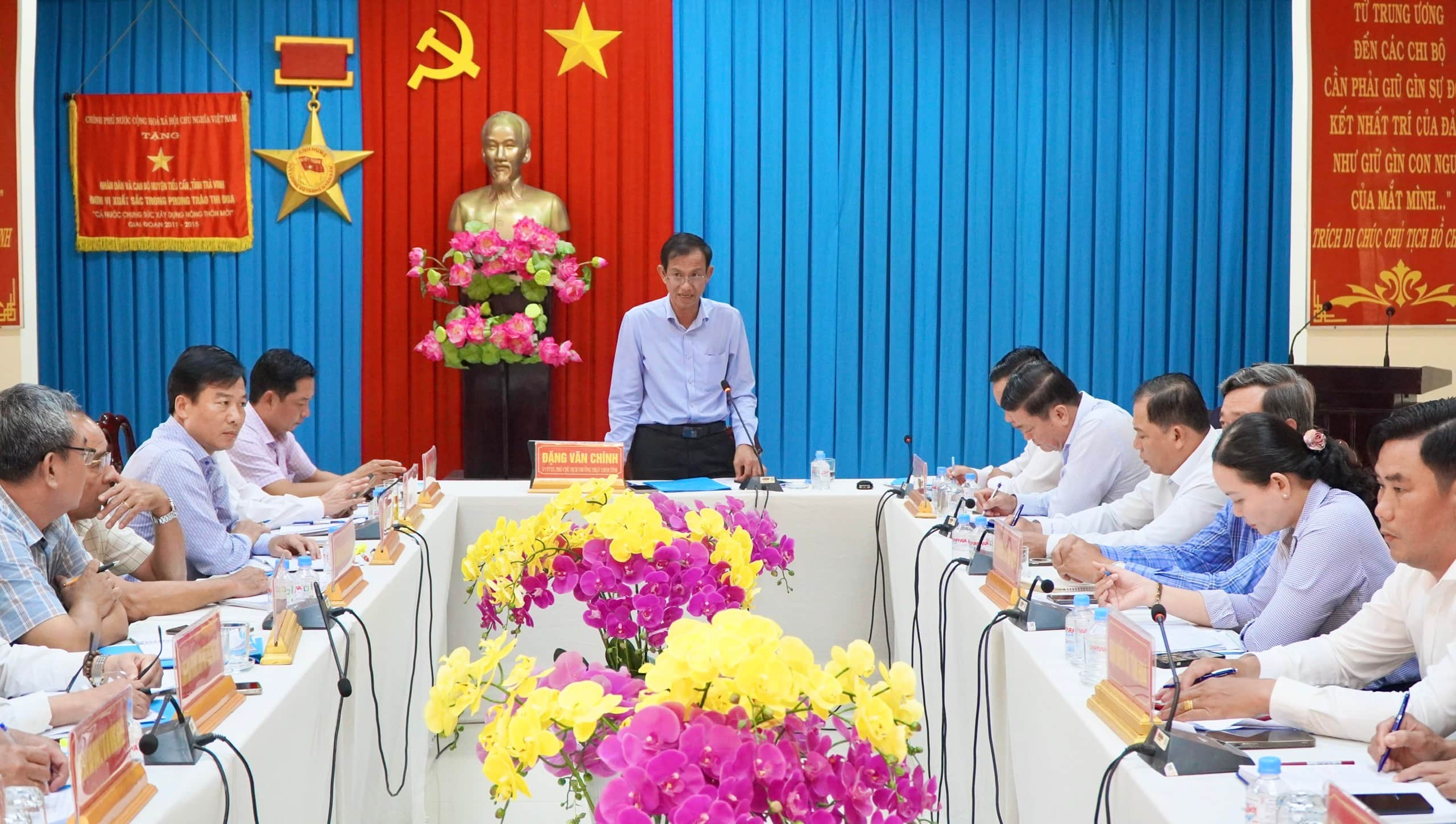 Phó Chủ tịch Thường trực UBND tỉnh Đặng Văn Chính nghe báo cáo tiến độ thực hiện các dự án đầu tư và kết quả vận hành chính quyền địa phương 2 cấp