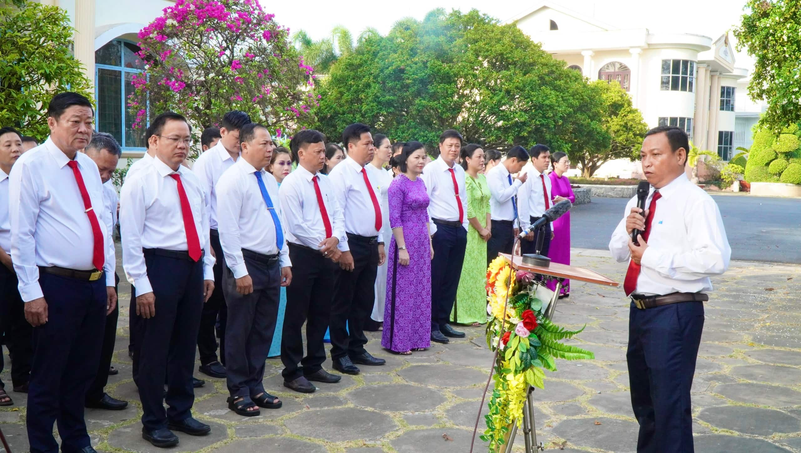Học tập và làm theo tư tưởng, đạo đức, phong cách Hồ Chí Minh qua mẫu chuyện “Gương mẫu tôn trọng luật lệ”