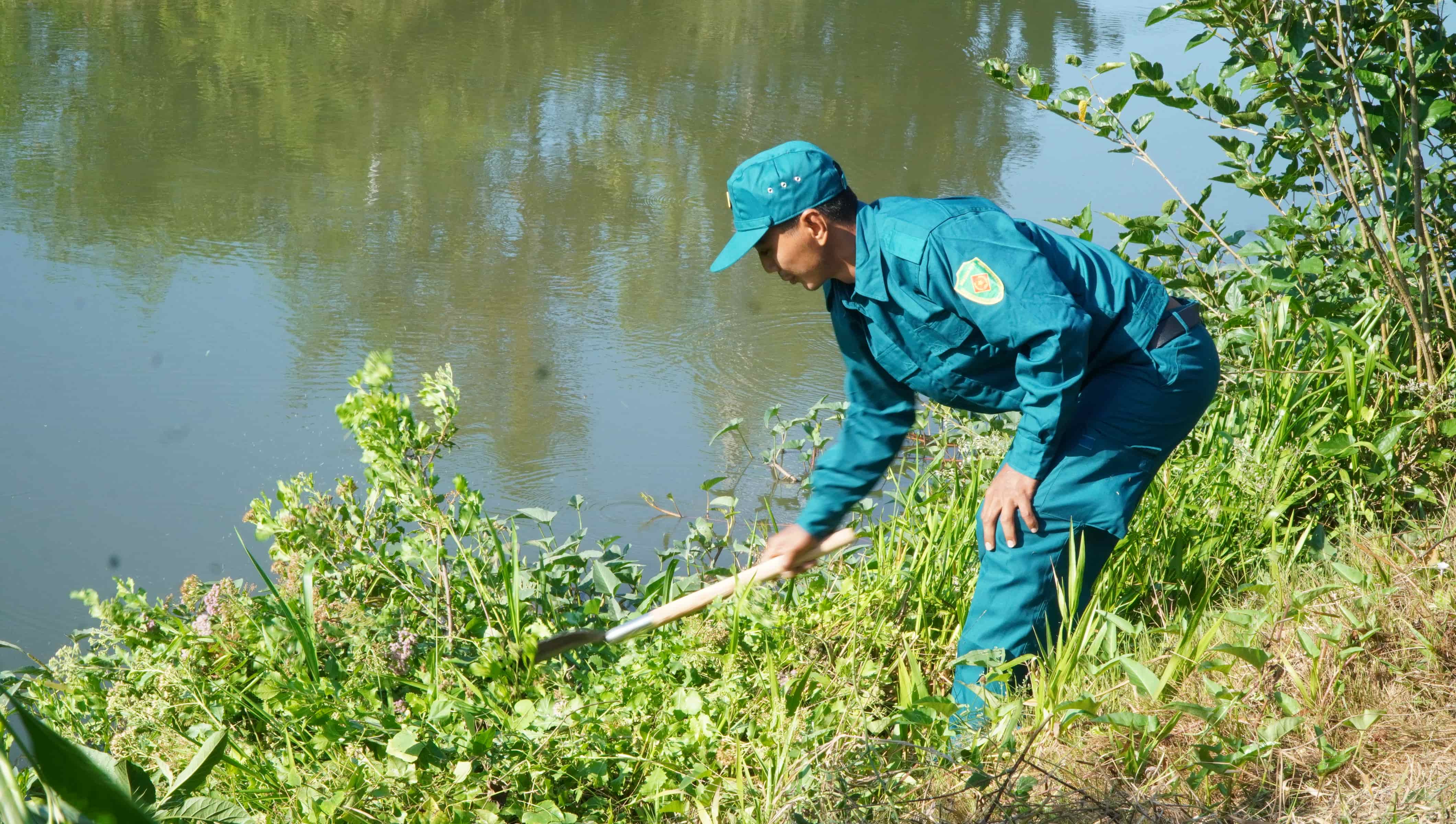 Ra quân thực hiện vệ sinh môi trường chào mừng kỷ niệm  51 năm Ngày Giải phóng miền Nam, thống nhất đất nước (30/4) và 140 năm Quốc tế Lao động 1/5.