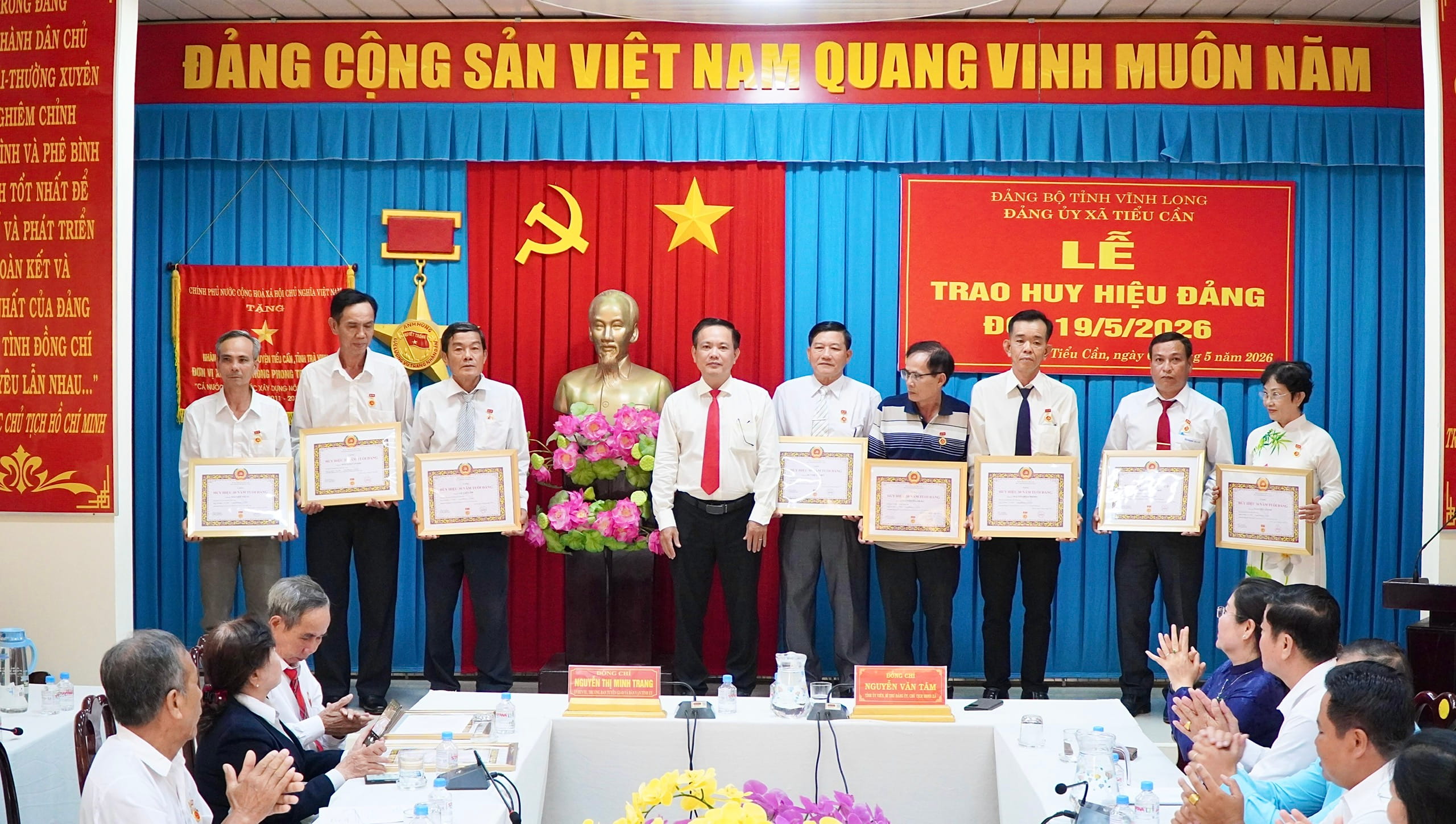 Tiểu Cần: Trao Huy hiệu Đảng đợt 19/5 cho 17 đảng viên