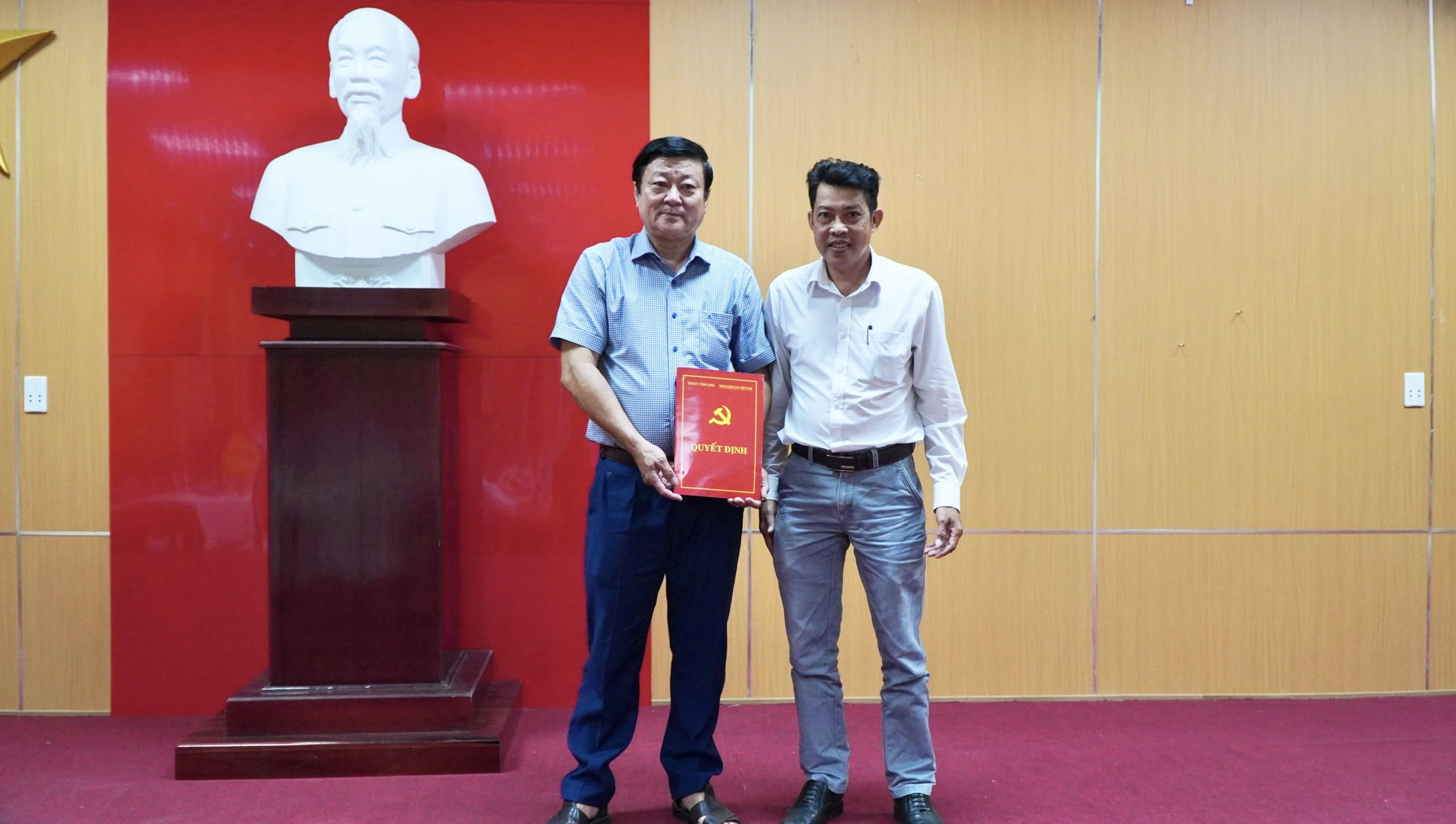 Tiểu Cần: Công bố và trao các quyết định thành lập Đảng bộ cơ sở,  Chi bộ cơ sở và các Chi bộ trực thuộc Đảng bộ xã
